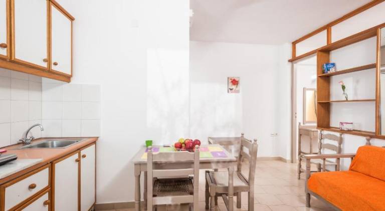 Beautiful serviced apartment with pool, barbeque & yard | Pets are welcome — photo 5