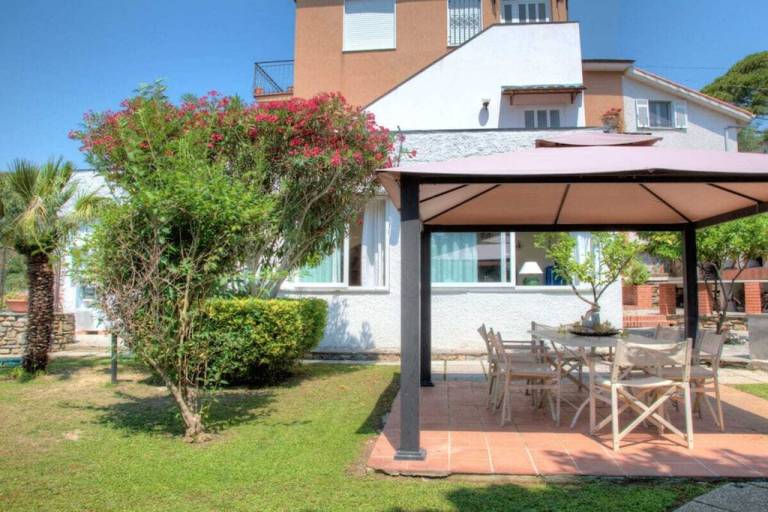 Villa with yard, terrace & pool — photo 2
