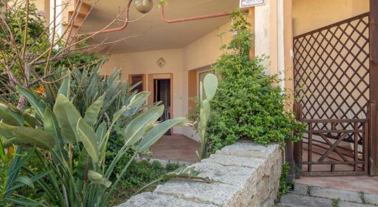 Rental apartment with terrace & yard in Palau
