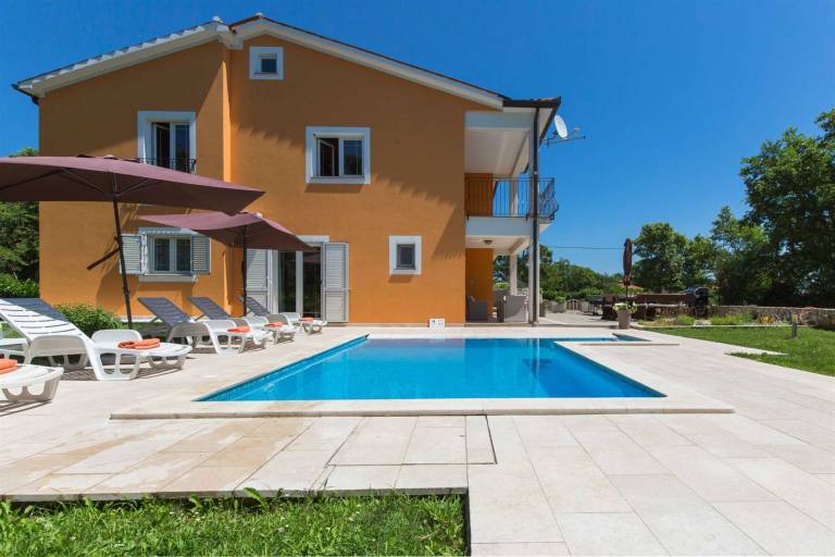 Family-oriented rental with garden, pool & grill | Pool view | Dogs allowed — photo 3