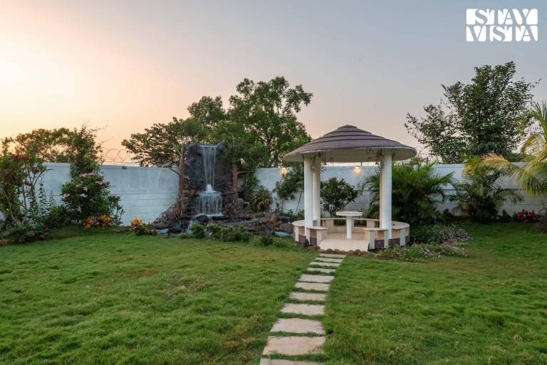 Villa with garden, pool & barbecue in Khalapur
