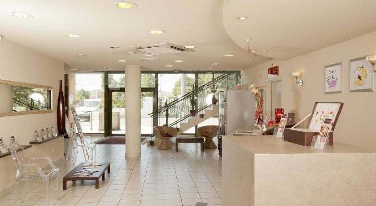 Serviced apartment with terrace & yard — photo 3