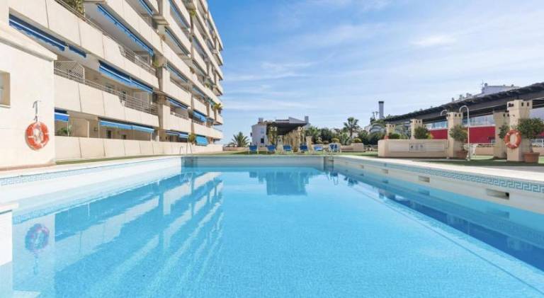 Fully equipped rental apartment with patio, garden & pool | Next to the beach | Pet-friendly — photo 4