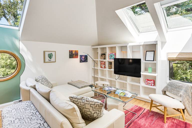 Pet Friendly Minneapolis Studio Walk to Lake