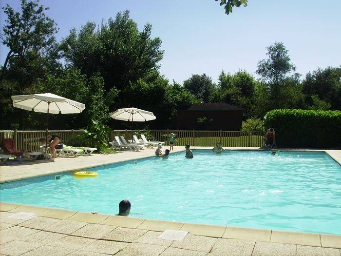 Chalet with pool, yard & grill | River view | Next to the beach | Pets are welcome — photo 3