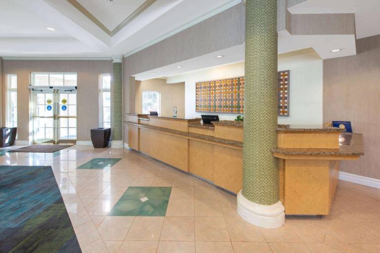 La Quinta Inn & Suites by Wyndham Tampa Brandon Regency Park — photo 3