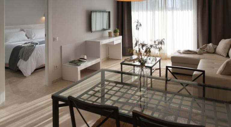 Serviced apartment with garden, terrace & pool — photo 2