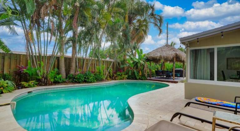 Villa with pool | Pets allowed in Pompano Beach, FL