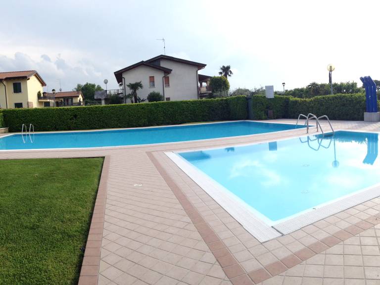 Apartment with yard, barbecue & pool in Lazise