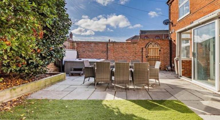 Luxury Cromer cottage with hot tub & log burner in Town — photo 5