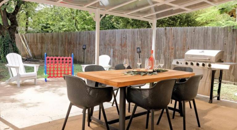 Vacation home with barbecue, patio & yard — photo 4