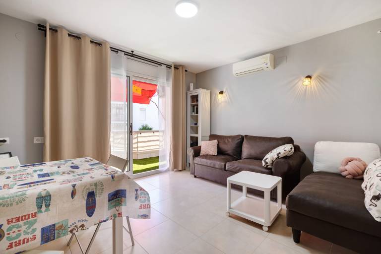Salou Beach Apartment with Sea Views, Wi-Fi and Air Conditioning in Cambrils