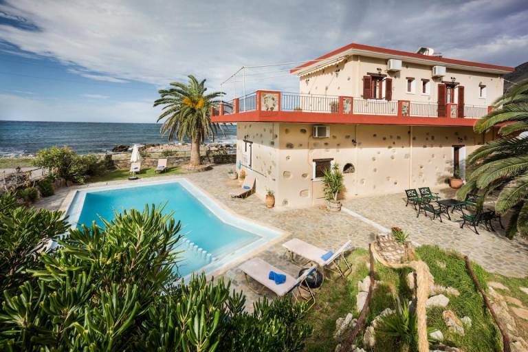 Wake up to the waves-private pool-family friendly in Kissamos