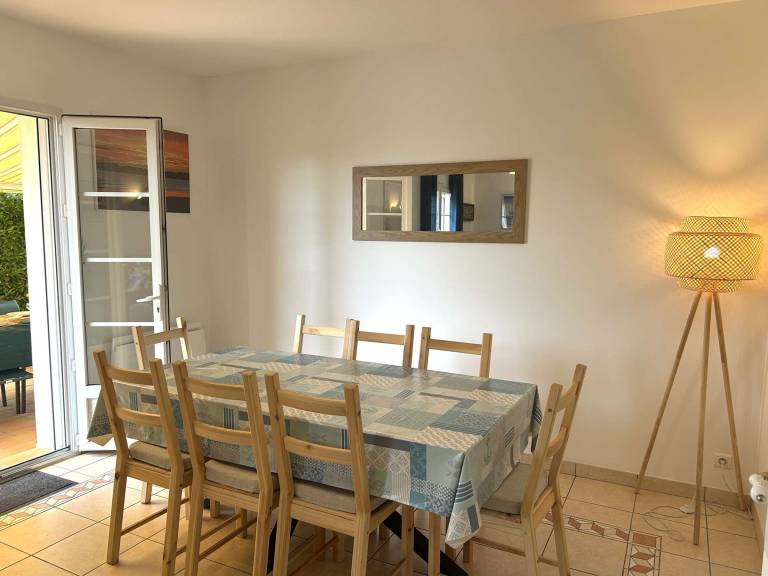 Spacious house, 8 sleeps, 2 bedrooms, near the sea — photo 5
