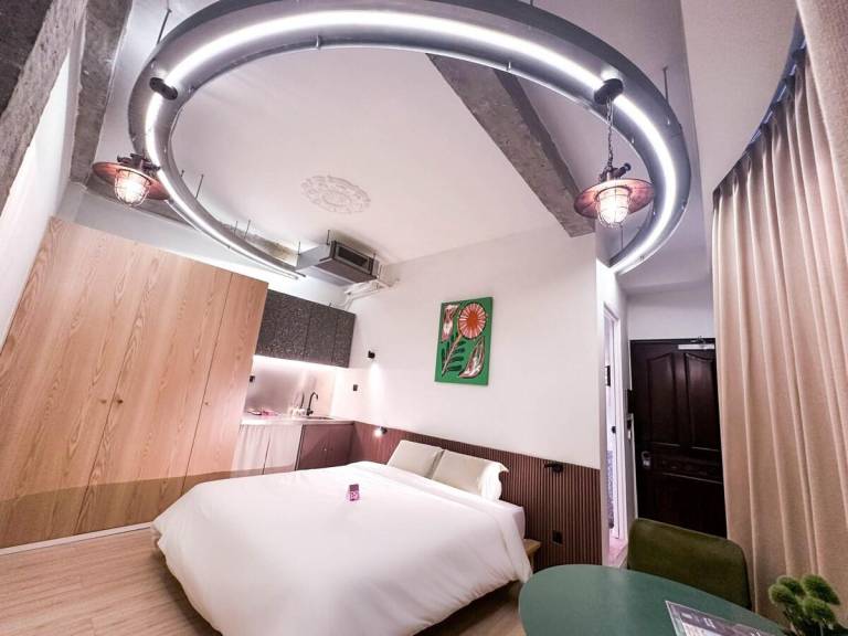 Pleasant apartment with grill & yard | Near Notre-Dame Cathedral Basilica of Saigon | Perfect for remote work | Pets allowed — photo 2