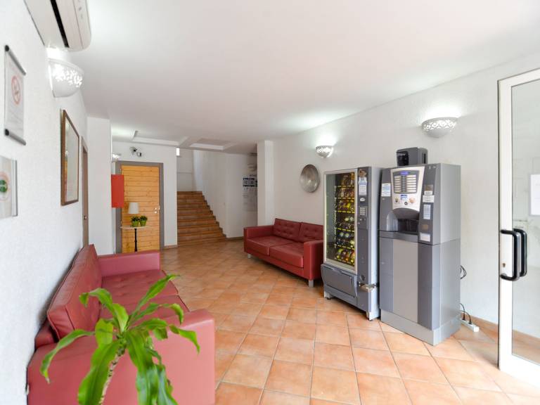 Apartment with patio — photo 4