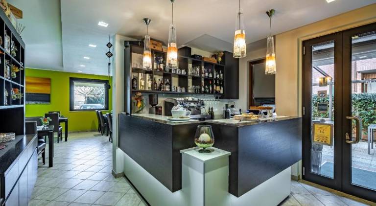 Charming serviced apartment with patio, pool & garden | Pet-friendly — photo 3