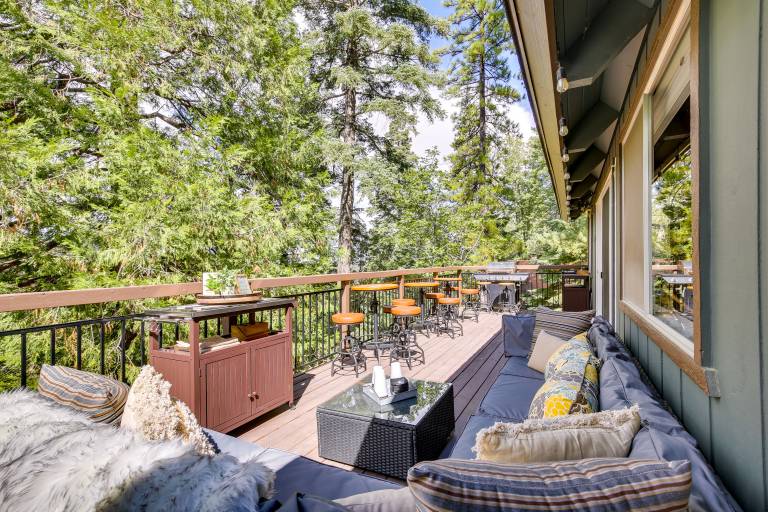 Cozy & Chic Lake Arrowhead Cabin w/ Deck! — photo 3