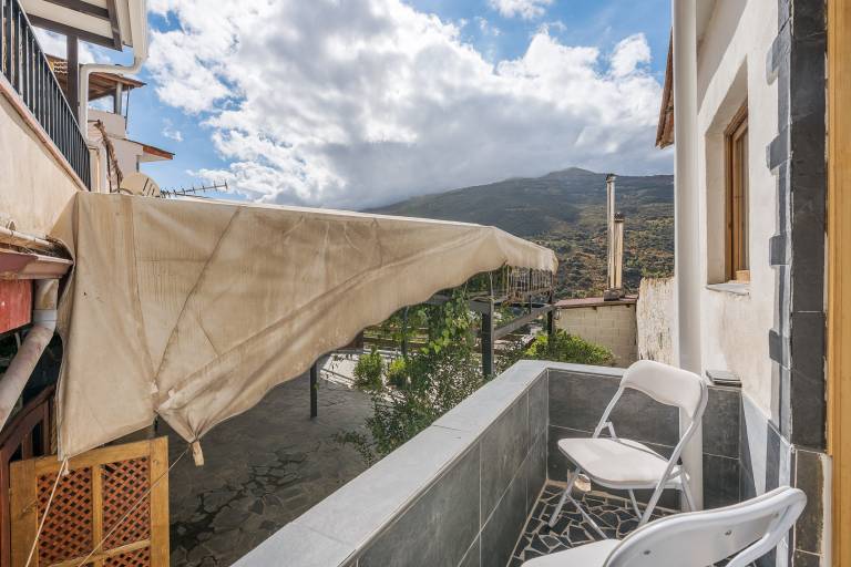 Holiday apartment with fast internet & patio | Mountain view — photo 3