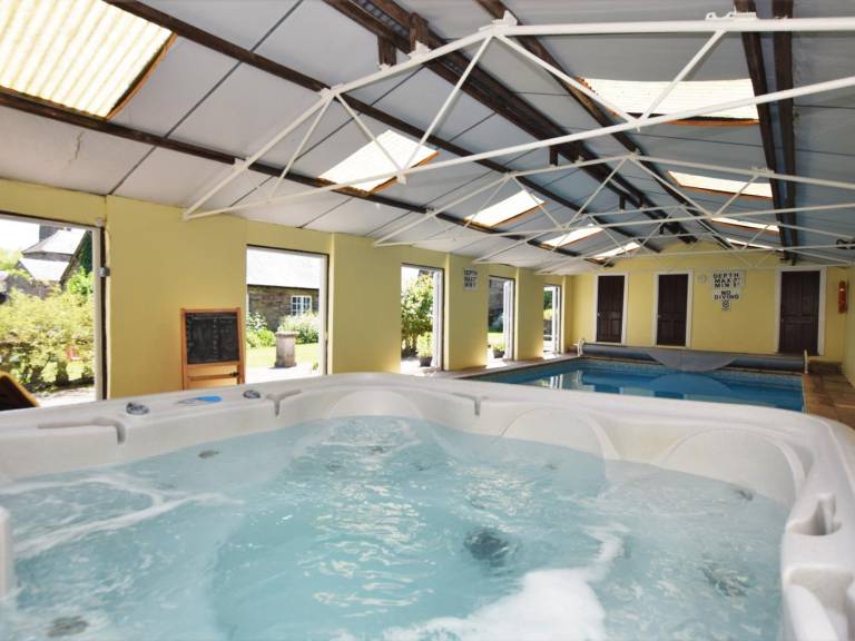 Cottage with pool & hot tub — photo 2