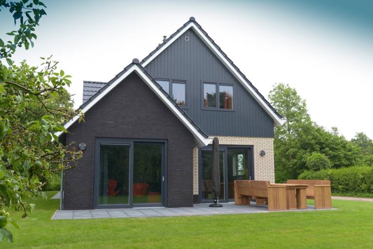 Villa mit Terrasse, Grill und Garten