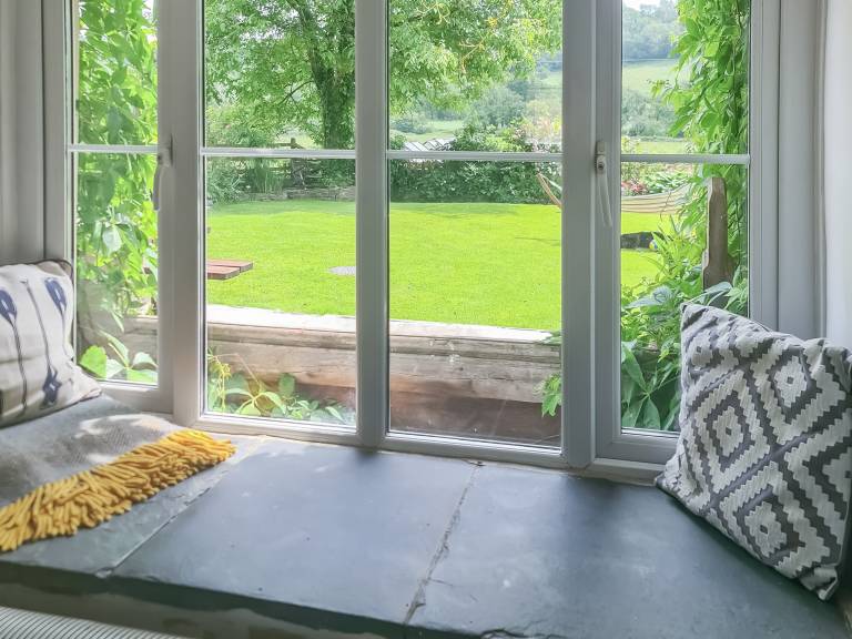 Cottage with hot tub, barbecue & yard | River view — photo 5