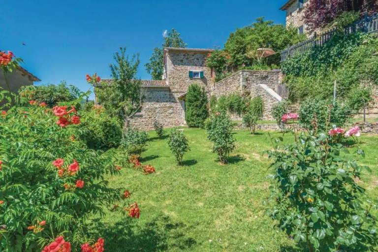 Family-oriented villa with private pool, barbeque & patio | Suitable for remote work | Pets allowed — photo 4