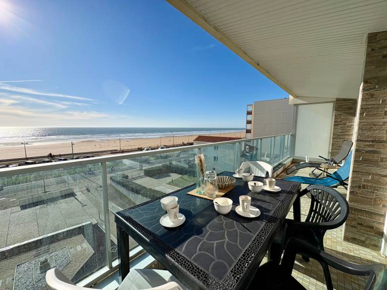 Bright studio with alcove, sea-view balcony, private parking in Saint-Jean-de-Monts