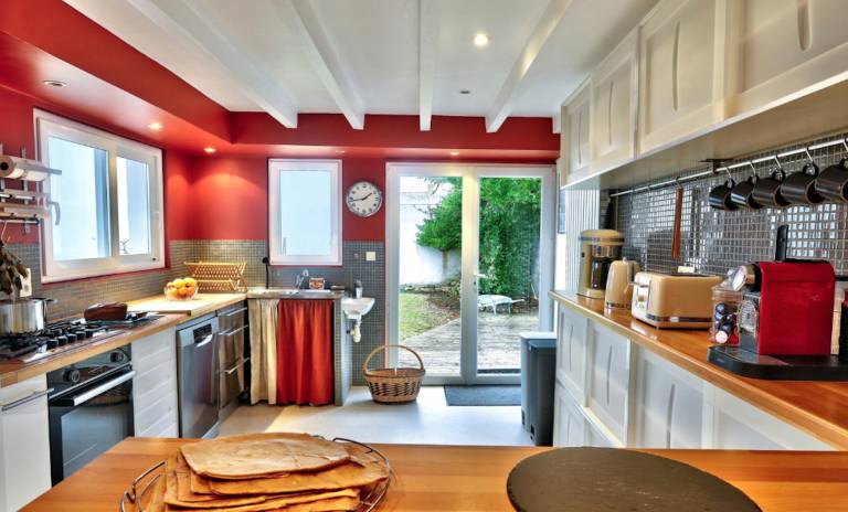 Ample vacation home with terrace, yard & grill | Dogs allowed — photo 3