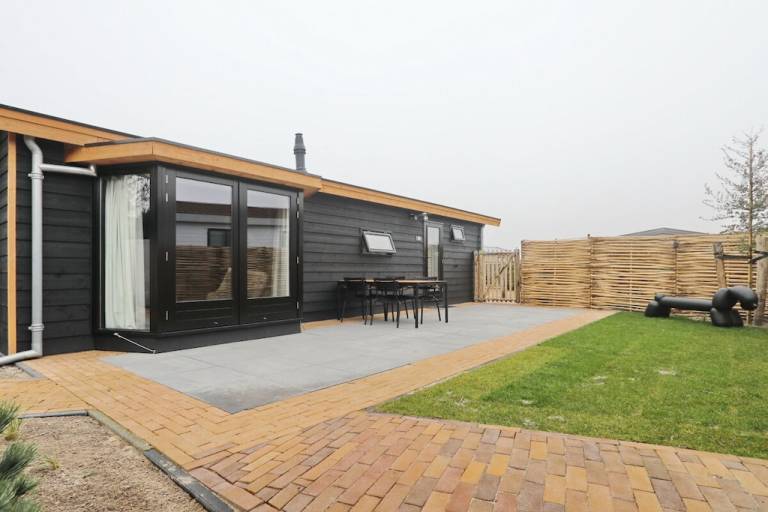 Chalet with grill, yard & terrace — photo 5