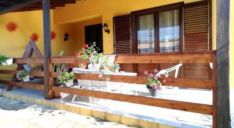 Villa with pool — photo 4