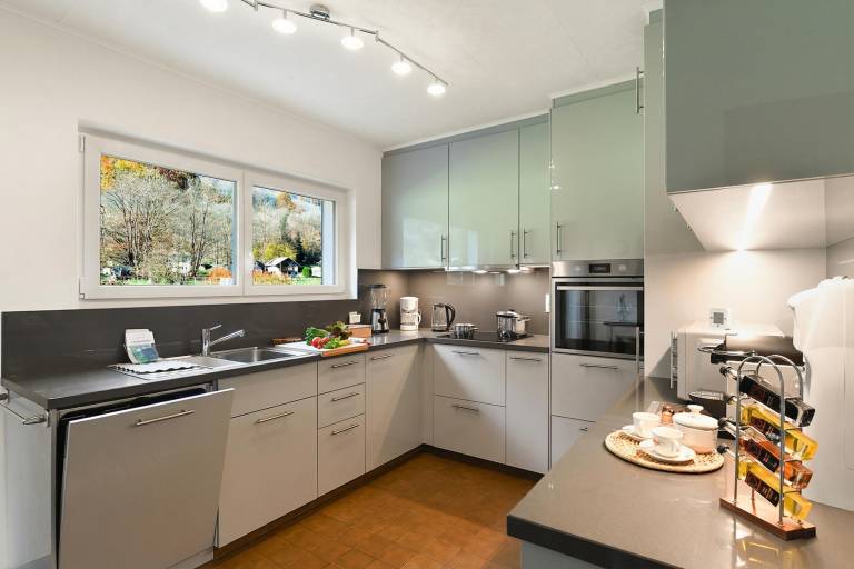 Chalet with barbecue & yard | Mountain view — photo 4