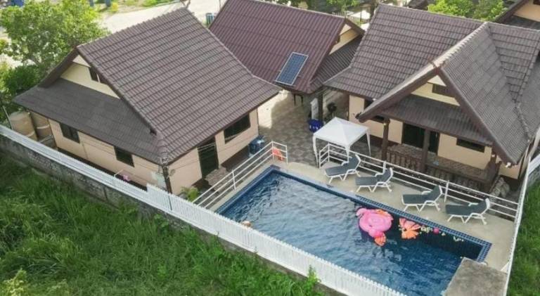 Beautiful villa with terrace, pool & barbeque | Dogs allowed in Sattahip