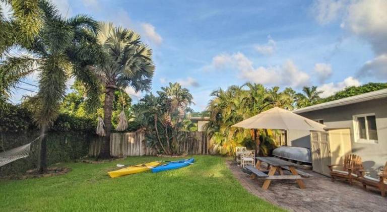 House with barbecue, patio & yard in Fort Lauderdale, FL