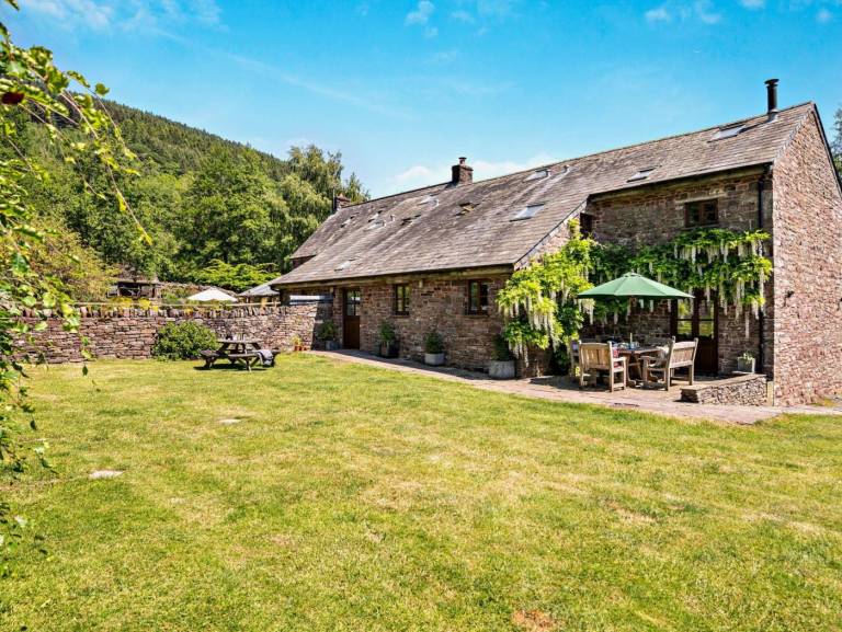 Fully equipped cottage with yard & barbeque | Water view | Pets are welcome in Usk