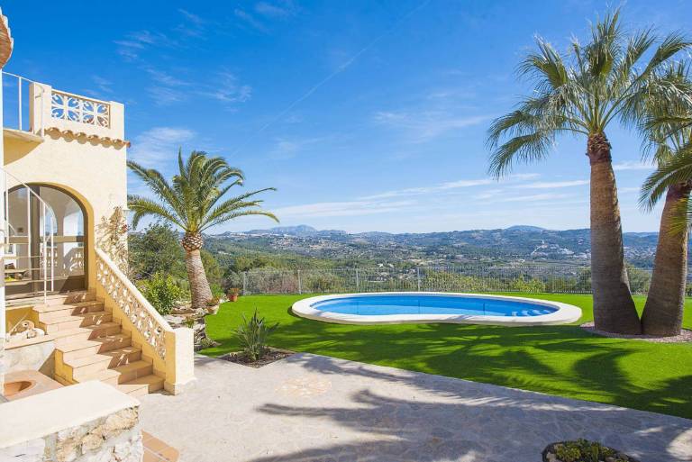 Villa with private pool, terrace & yard — photo 4