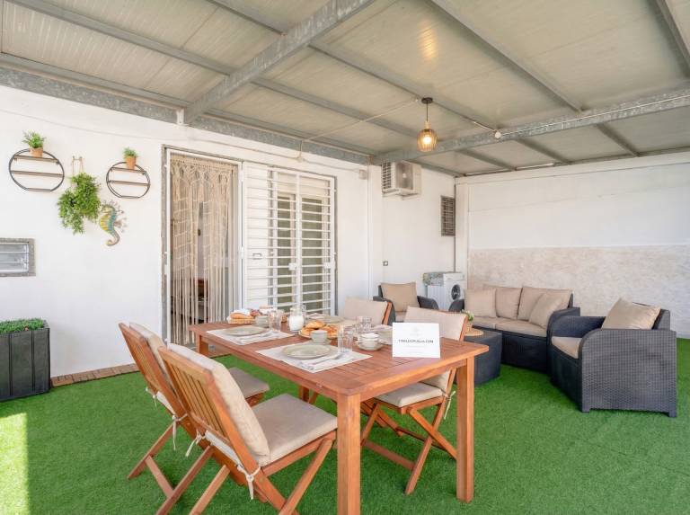 Holiday apartment with yard & patio — photo 2