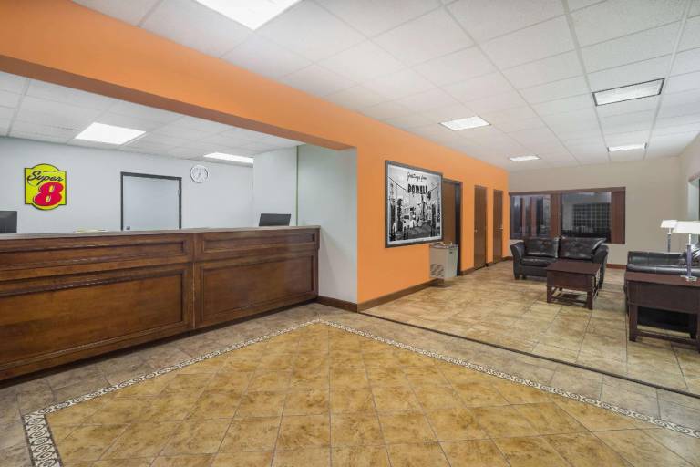 Super 8 By Wyndham Knoxville North/Powell — photo 4