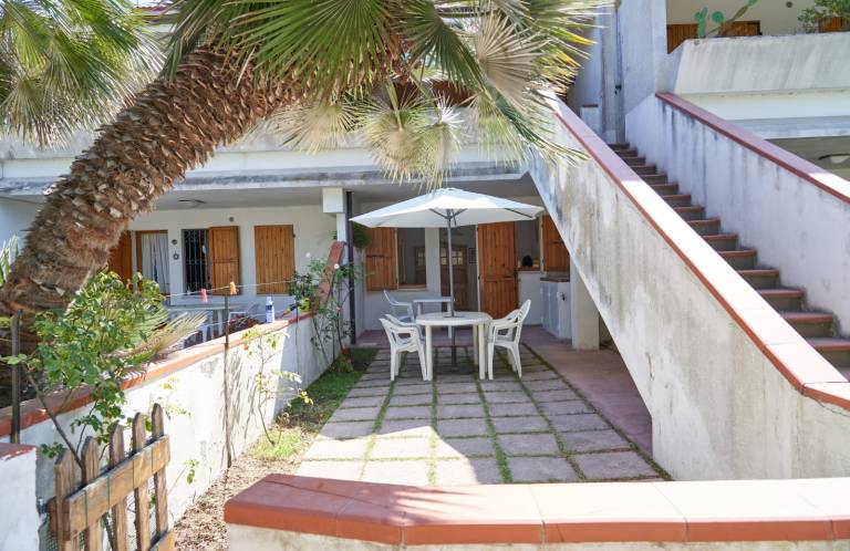 Rental apartment with yard — photo 2