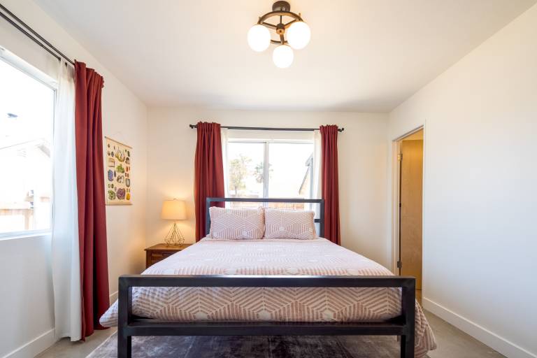 The RockHopper - Hot Tub, Fire Pit and Walk to Downtown Joshua Tree! — photo 5