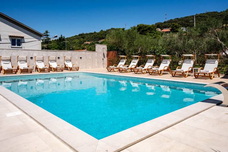 Fully equipped nice holiday apartment with barbecue, pool & patio | Garden view | Dogs allowed in Rab
