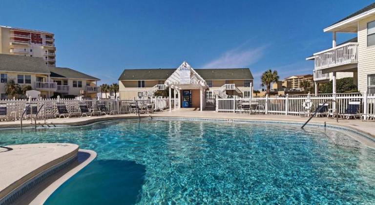 House with pool — photo 3
