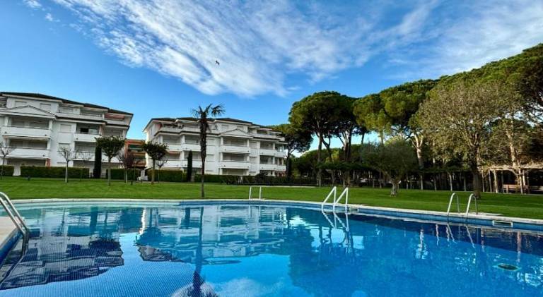 Holiday apartment with pool, terrace & yard | Pets allowed — photo 2