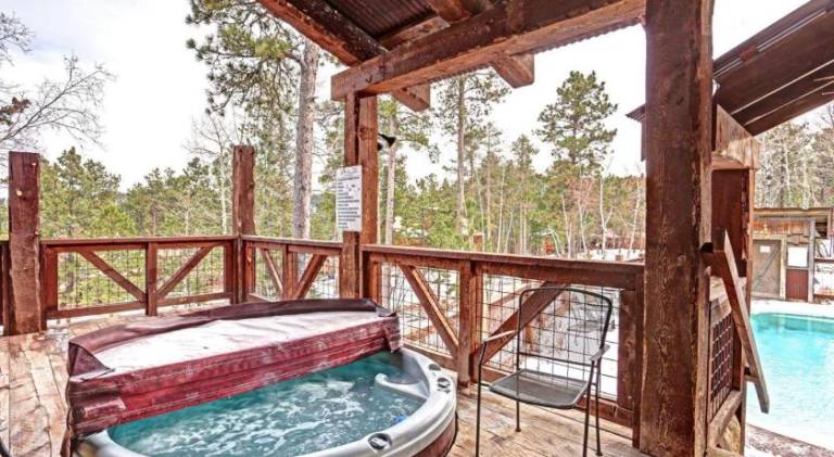 Vacation home with hot tub & pool — photo 4
