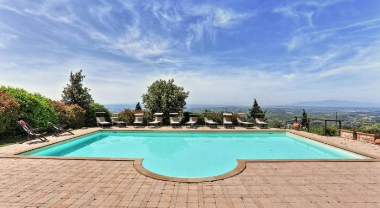 Ample serviced apartment with grill, patio & private pool | Dogs allowed — photo 3