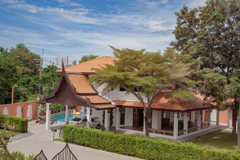 Fully equipped charming villa with hot tub, pool & garden | Good for workation | Pet-friendly in Pattaya
