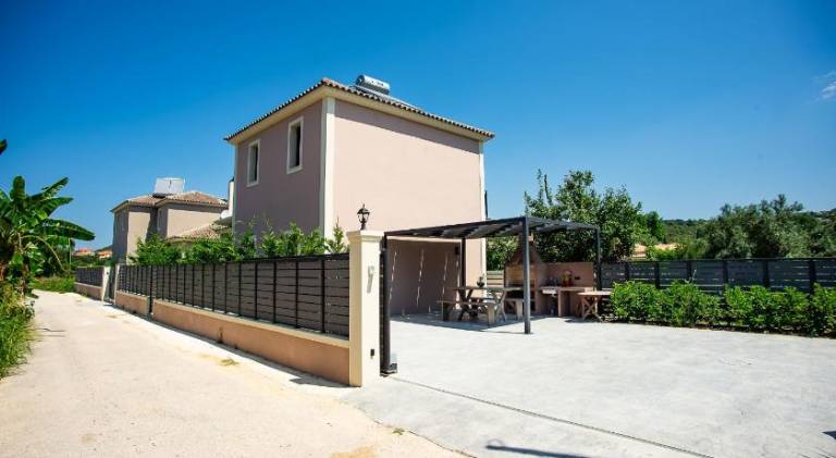 Spacious villa with yard, private pool & hot tub | Pet-friendly — photo 5