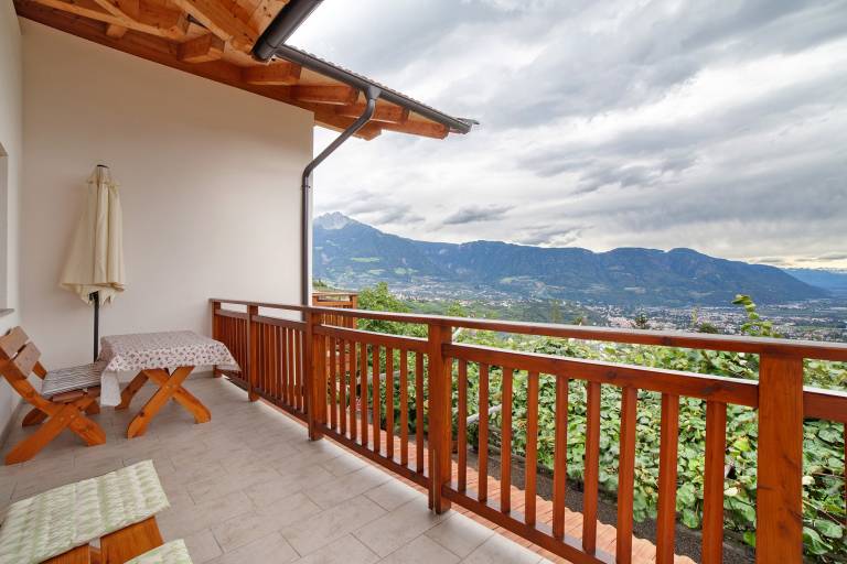 Apartment 'Oberötzbauer Alpenrose' with Mountain View, Shared Garden and Wi-Fi in Marlengo