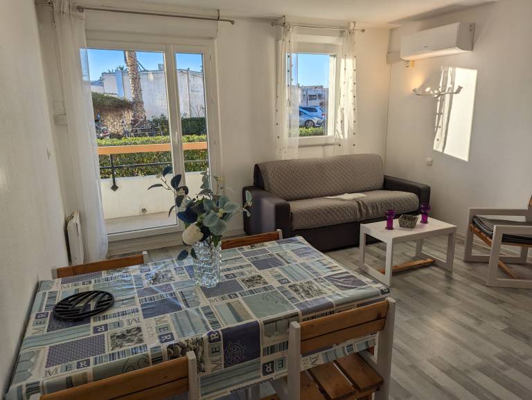 Studio with patio — photo 3