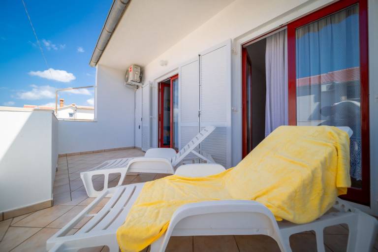 Two bedroom apartment with terrace and sea view Rab (A-24367-a) — photo 2